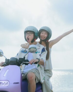 Children Chiu Instagram - 🌹我跟品妤剛在一起時，我都騎車載著她到處跑，殊不知一年後，我根本不出門的啊！哈哈哈！

導致她有點不爽…..所以某一天晚上，我只好載著她去陽明山看夜景，哇！還真的很美欸！這也是我第一次騎車去陽明山看夜景，於是品妤就問我：「那我們下次要不要環島？」我說：「喔買尬！你確定？」

但礙於當時的浪漫感，我只好答應了....直到下一次我們又騎著車去了北海岸，欸～有夠漂亮欸！比我整天在家裡鬼吼鬼叫有趣多了！好像真的可以去環島欸！

而且騎 Gogoro 比油車穩很多，起步都不會晃，重點是還很安靜！我們就這樣吹著海風，看著遠方的燈火，真爽！好像在拍電影哩！而且現在換電站也越來越密集了（記得先找好啊！打開 APP 即可隨時查詢換電站）

🔥還有樂在騎中加值方案，騎 Gogoro 環島更舒服了， 1 天 $249、 2 天 $449、 5 天 $949 三種加值方案，每日約可騎 550 公里 ，即日起至 9/20 期間，購買任一項「樂在騎中加值方案」，即可獲得 Gogoro 網路商店折扣金 $400！

🍏同時 Gogoro 還有舉辦各種環島活動，有機會獲得 Gogoro 環島遠征團 紀念行李束帶、 Gogoro Smart Points 500  點！（1 點 = $1 元，點數可折抵電池資費）
 
🏝️找好換電站！就出發吧！台灣！我來啦！
 
活動詳情這裡看：https://letsgogo.ro/4fLhprw
#Gogoro #你遲早要環的 #Gogoro環島遠征團 #樂在騎中加值方案  @gogoro_taiwan