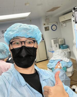 Children Chiu Instagram - 第一次陪女友動手術 一定是大拇指👍🏻！
她半年前去✨諾貝爾眼科✨做 #全飛秒近視雷射，半年之後還是活蹦亂跳，眼睛不乾澀也沒有畏光，她再也不用戴隱形眼鏡囉！爽～到不行～

👀全台服務
 @nobeleye.com.tw 

#諾貝爾眼科 #近視雷射手術 #全飛秒 #SMILEPro #趙振程醫師