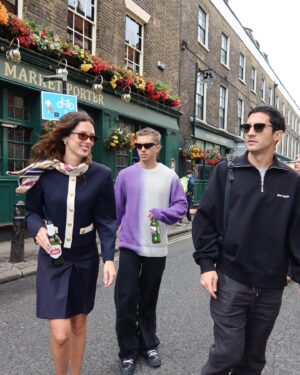 Chino Darín Instagram - Esta semana estuve en Londres en la cancha central de Wimbledon 🎾 
Gracias @stellaartois.ar por llevarnos a ver unos partidazos!
Acá les dejo un fotoresumen de la experiencia en lugares emblemáticos de la Meca del tenis mundial.
PD: Al final bola extra relatando en modo fan el match point de Nole vs Rune 😝