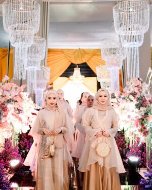 Chintya Cheye Instagram - My beautiful bridesmaid🥰😍🫶🏻💕

👗Dress   Outer Organza   🧕🏻Pashmina Payet: @lyf.official @lyf.bride @kamalaluthfi @aryasbaa 

👛Clutch: @waiwai_clutch 

🎁Box Hampers: @bridesmaidbox.id