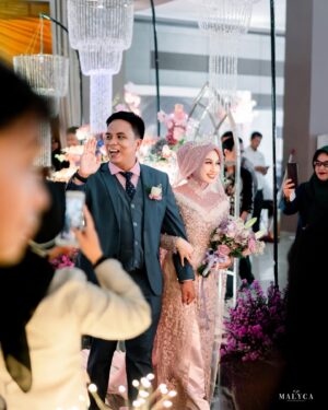 Chintya Cheye Instagram - Terkadang satu langkah kecil bisa membawa perubahan besar. Dan dengan sepatu ini @unificatio.official perubahan besar itu terjadi dalam langkahku bersamanya menuju pelaminan🥹😍🥰🫶🏻 

👠👰🏻‍♀️: @unificatio.official

Sepatu/sandal yg bisa km custome sesuai keinginan kamu!😍 ini aku request warna, request model, request bentuk heels dan ketinggian heels nya🥰😍