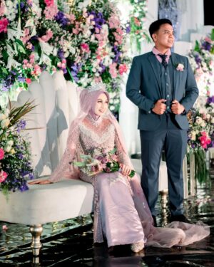 Chintya Cheye Instagram - Terkadang satu langkah kecil bisa membawa perubahan besar. Dan dengan sepatu ini @unificatio.official perubahan besar itu terjadi dalam langkahku bersamanya menuju pelaminan🥹😍🥰🫶🏻 

👠👰🏻‍♀️: @unificatio.official

Sepatu/sandal yg bisa km custome sesuai keinginan kamu!😍 ini aku request warna, request model, request bentuk heels dan ketinggian heels nya🥰😍