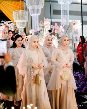 Chintya Cheye Instagram - My beautiful bridesmaid🥰😍🫶🏻💕

👗Dress   Outer Organza   🧕🏻Pashmina Payet: @lyf.official @lyf.bride @kamalaluthfi @aryasbaa 

👛Clutch: @waiwai_clutch 

🎁Box Hampers: @bridesmaidbox.id