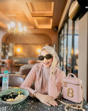 Chintya Cheye Instagram - Pas lagi jamannya makan milih-milih harus yg lagi dipengenin aja, giliran makanannya udah ada depan mata, cuma dimakan 1 sendok, 2 sendok aja😅 masyaallah✨