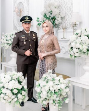 Chintya Cheye Instagram - 📷Photographer & Edited: @malycaphoto @malyca.universe 

🏠Studio: @pimotostudio 

👗Attire: @shakiraweddingbogor

💄MUA: Karina @weddingbogor