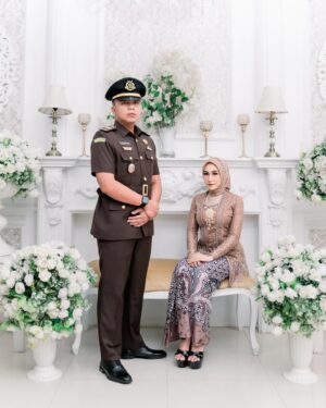 Chintya Cheye Instagram - 📷Photographer & Edited: @malycaphoto @malyca.universe 

🏠Studio: @pimotostudio 

👗Attire: @shakiraweddingbogor

💄MUA: Karina @weddingbogor