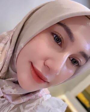 Chintya Cheye Instagram - Lash lift terlentik yg pernah aku coba🥰👀
Bulu mata asli jadi badhay lentik teruuss😍✅
Padahal difoto ini, lash liftnya udah 3minggu loh tapi masih badhay lentik bgt dari akarnya😍🫶🏻

Langsung aja booking tanggal & jam di @kaomibeautycenter.studio sblm kehabisan slot🔥
📍Food Court Air Mancur, Kaomi Beauty, jl. A yani no.20 kota Bogor
Lagi promo, Lash Lift   Tint cuma 85k,
Eyelash Ekstention   Nail Art cuma 150k😱