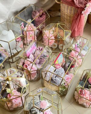 Chintya Cheye Instagram - Dari awal udah suka bgt sm dekorasi @dari.duatangan makanya aku pilih vendor ini untuk dekor seserahan aku🥰
Dan terbukti aman bgt walau dibawa perjalanan jarak jauh keluar kota🤗
Makasih @dari.duatangan yg udah bikin seserahan aku terlihat sangat cantik, mewah, estetik!😍🫶🏻
Dan dapet harga promo pula, puaaass bgttt🙌🏻😘