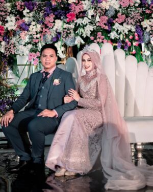 Chintya Cheye Instagram - Terkadang satu langkah kecil bisa membawa perubahan besar. Dan dengan sepatu ini @unificatio.official perubahan besar itu terjadi dalam langkahku bersamanya menuju pelaminan🥹😍🥰🫶🏻 

👠👰🏻‍♀️: @unificatio.official

Sepatu/sandal yg bisa km custome sesuai keinginan kamu!😍 ini aku request warna, request model, request bentuk heels dan ketinggian heels nya🥰😍
