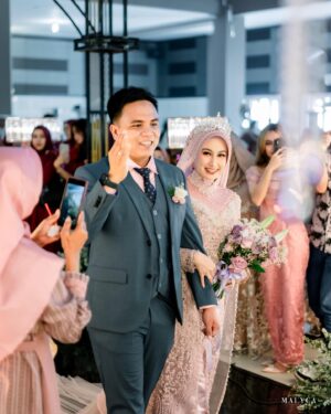 Chintya Cheye Instagram - My beautiful bridesmaid🥰😍🫶🏻💕

👗Dress   Outer Organza   🧕🏻Pashmina Payet: @lyf.official @lyf.bride @kamalaluthfi @aryasbaa 

👛Clutch: @waiwai_clutch 

🎁Box Hampers: @bridesmaidbox.id