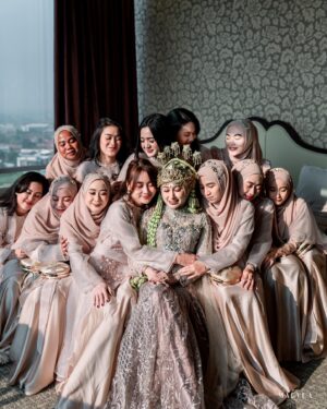 Chintya Cheye Instagram - My beautiful bridesmaid🥰😍🫶🏻💕

👗Dress   Outer Organza   🧕🏻Pashmina Payet: @lyf.official @lyf.bride @kamalaluthfi @aryasbaa 

👛Clutch: @waiwai_clutch 

🎁Box Hampers: @bridesmaidbox.id