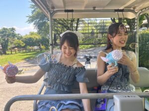 Chisaki Morito Instagram - この衣装ちょー可愛かった🌟

　

　
　
#おぜちぃ修学旅行 
#バスツアー 
#グリーン牧場 
#暑かった 
#ポニーテール 
#デニム 
#衣装 
#もっと着てたかった