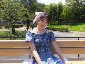 Chisaki Morito Instagram - この衣装ちょー可愛かった🌟

　

　
　
#おぜちぃ修学旅行 
#バスツアー 
#グリーン牧場 
#暑かった 
#ポニーテール 
#デニム 
#衣装 
#もっと着てたかった