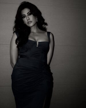 Chitrangada Singh Instagram - Blurry corridors .. on very long nights 💙
.
.
For the event 
Hair & makeup @magictouchbyalinaadil 
Stylist- @eshaamiin1 
Outfit- @zeyneptosunofficial
Jewellery @tlmconsultancy @bblingg_meghana
Photog- @anoop.devaraj