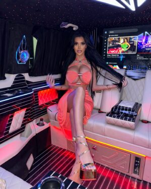 Chloe Khan Instagram - We outsideeee 🧡 @fashionNova 🧡
🔎 Miami Nights Skirt Set - Orange