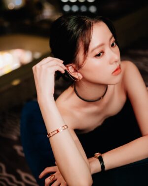 Chloe Xiang Instagram - 💫

想起小野洋子的生命種子之歌🪻

「每顆星球都有自己的軌道步調。
把你身旁的人想成一顆顆星球。
有的時候，在旁邊看他們運行發光就好了。」

-
Wardrobe @ferragamo 
Jewelry @qeelinjewellery 
Heels @ferragamo 
Make up | @so.easystudio @ara.wu 
Hair | @_ssss816 
Stylist | @kwenkwenyu 
Tailor | 佳珍服飾修改 
Photo | @zhutor