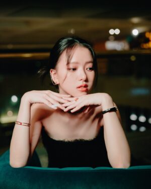 Chloe Xiang Instagram - 💫

想起小野洋子的生命種子之歌🪻

「每顆星球都有自己的軌道步調。
把你身旁的人想成一顆顆星球。
有的時候，在旁邊看他們運行發光就好了。」

-
Wardrobe @ferragamo 
Jewelry @qeelinjewellery 
Heels @ferragamo 
Make up | @so.easystudio @ara.wu 
Hair | @_ssss816 
Stylist | @kwenkwenyu 
Tailor | 佳珍服飾修改 
Photo | @zhutor