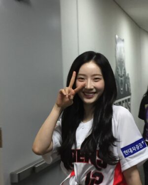 Cho Ha-seul Instagram - 오늘 정말 인생에서의 멋진 경험을 했습니다!
제가 진심으로 응원하고 사랑하는 기아타이거즈🐯의 시구와 애국가 
아르테미스의 버츄얼엔젤 무대까지! 평생 잊지 못할 추억으로 마음속에 간직하겠습니다!
시구연습도 멤버들과 그리고 김도영선수님과 함께 재밌게 했어요😆
ps.애들아 고의는 아니였어🤣