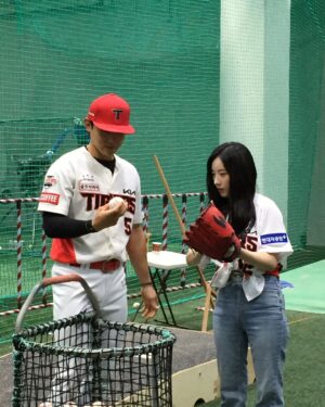 Cho Ha-seul Instagram - 오늘 정말 인생에서의 멋진 경험을 했습니다!
제가 진심으로 응원하고 사랑하는 기아타이거즈🐯의 시구와 애국가 
아르테미스의 버츄얼엔젤 무대까지! 평생 잊지 못할 추억으로 마음속에 간직하겠습니다!
시구연습도 멤버들과 그리고 김도영선수님과 함께 재밌게 했어요😆
ps.애들아 고의는 아니였어🤣