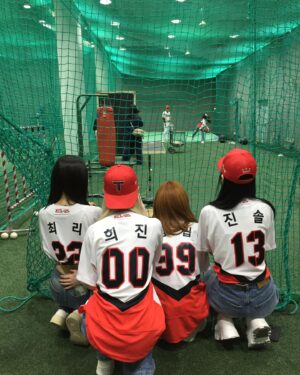 Cho Ha-seul Instagram - 오늘 정말 인생에서의 멋진 경험을 했습니다!
제가 진심으로 응원하고 사랑하는 기아타이거즈🐯의 시구와 애국가 
아르테미스의 버츄얼엔젤 무대까지! 평생 잊지 못할 추억으로 마음속에 간직하겠습니다!
시구연습도 멤버들과 그리고 김도영선수님과 함께 재밌게 했어요😆
ps.애들아 고의는 아니였어🤣