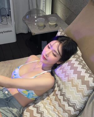 Cho Hyun-young Instagram - 내 늦은 생일파티겸 친구덜이창 놀러간 #신라호텔 #풀파티!! 
진짜 쵝오의 생일 파티였따..😍