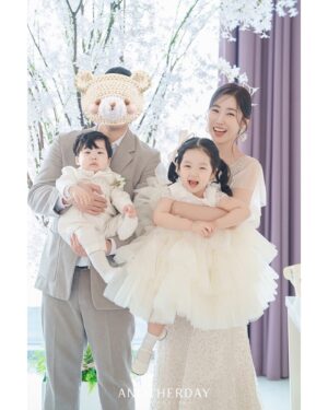 Choi Hee Instagram - 태주 돌 사진을 원본에서 골라서
보정 후 절대 못올릴거 같아서
ㅋㅋㅋㅋㅋㅋㅋㅋㅋㅋ
(웨딩화보도 아직 못고름^^ ㅋㅋㅋㅋㅋ)

웨딩플래너 대표님도 둘째 돌은 2년 뒤에
사진 고르셨대요… 🤣🤣🤣

저도 더 늦기전에 어나더데이 대표님이 보내주신 사진으로
올려봅니다 .. 🤍

태주 돌잔치, 이날 모든게 완벽했어요! 

다시 보니 진짜 너무너무 좋네요 🤍

첫째때는 신라호텔팔선 소규모 돌잔치 해보고
둘째는 친척들 다모여서 돌잔치 홀 돌잔치했습니다!
돌잔치 비교영상도 유튜브로 찍었어요. 자세한건 유튜브에서☺️

💓 사진 - @anotherday_official 
💓 드레스 - @cinvuu_and_kids 
💓 헤어 메이크업 - @hyena_bana @soonsoo_siho 
💓 플래너 - @wedding_hanjisu 

#돌끝맘 #돌끝맘두달차 #둘째돌잔치