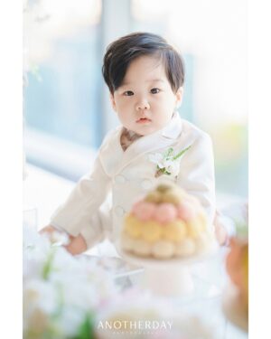 Choi Hee Instagram - 태주 돌 사진을 원본에서 골라서
보정 후 절대 못올릴거 같아서
ㅋㅋㅋㅋㅋㅋㅋㅋㅋㅋ
(웨딩화보도 아직 못고름^^ ㅋㅋㅋㅋㅋ)

웨딩플래너 대표님도 둘째 돌은 2년 뒤에
사진 고르셨대요… 🤣🤣🤣

저도 더 늦기전에 어나더데이 대표님이 보내주신 사진으로
올려봅니다 .. 🤍

태주 돌잔치, 이날 모든게 완벽했어요! 

다시 보니 진짜 너무너무 좋네요 🤍

첫째때는 신라호텔팔선 소규모 돌잔치 해보고
둘째는 친척들 다모여서 돌잔치 홀 돌잔치했습니다!
돌잔치 비교영상도 유튜브로 찍었어요. 자세한건 유튜브에서☺️

💓 사진 - @anotherday_official 
💓 드레스 - @cinvuu_and_kids 
💓 헤어 메이크업 - @hyena_bana @soonsoo_siho 
💓 플래너 - @wedding_hanjisu 

#돌끝맘 #돌끝맘두달차 #둘째돌잔치