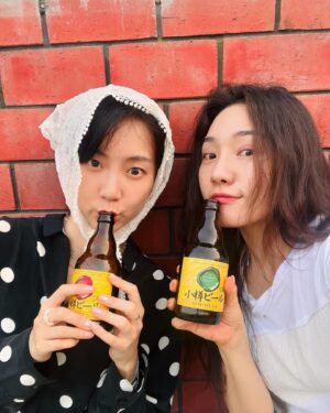 Choi Hee-seo Instagram - ”삿포로에 갈까요. 멍을 덮으러. 열을 덮으러.“ 문득 들어간 카페에서 창밖의 나무들을 바라보던 나에게 B가 읊어준 이병률 시인의 글을 들었을 때, 그제야 이곳에 왔다는 실감이 났다. 오롯이 낫고자 떠난 여행도 아니었고, 온전히 잊고자 도착한 곳도 아니었다. 우리 둘 다 잠시 숨을 쉬러 왔구나, 낯선 여름이 할딱이는 삿포로에.