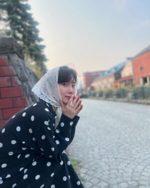 Choi Hee-seo Instagram - ”삿포로에 갈까요. 멍을 덮으러. 열을 덮으러.“ 문득 들어간 카페에서 창밖의 나무들을 바라보던 나에게 B가 읊어준 이병률 시인의 글을 들었을 때, 그제야 이곳에 왔다는 실감이 났다. 오롯이 낫고자 떠난 여행도 아니었고, 온전히 잊고자 도착한 곳도 아니었다. 우리 둘 다 잠시 숨을 쉬러 왔구나, 낯선 여름이 할딱이는 삿포로에.