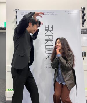 Choi Hee-seo Instagram - “당신, 따뜻한 사람이에요.
차가워지지 말아요.
안녕…!!”
.
.
벚꽃동산 마지막 주차의 기록.
.
.
도연: 나는 고통이 아니라 사랑으로 성장하는 사람이야. 함께하는 사람들의 사랑으로 내가 크는 거야. 작품 하나 할때마다 연기가 더 발전하는지, 그건 모르겠어, 근데 나는 내가 받고 주는 사랑만큼 커. 이번 작품은 그 어느때보다도 큰 사랑을 받았고, 우릴 사랑했고, 무대 위에 우리 함께여서… 행복했어.