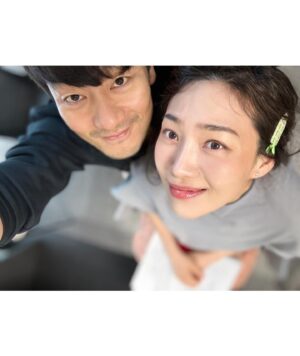 Choi Hee-seo Instagram - “당신, 따뜻한 사람이에요.
차가워지지 말아요.
안녕…!!”
.
.
벚꽃동산 마지막 주차의 기록.
.
.
도연: 나는 고통이 아니라 사랑으로 성장하는 사람이야. 함께하는 사람들의 사랑으로 내가 크는 거야. 작품 하나 할때마다 연기가 더 발전하는지, 그건 모르겠어, 근데 나는 내가 받고 주는 사랑만큼 커. 이번 작품은 그 어느때보다도 큰 사랑을 받았고, 우릴 사랑했고, 무대 위에 우리 함께여서… 행복했어.