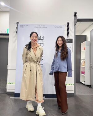 Choi Hee-seo Instagram - 벚꽃동산 3,4주차의 기록.

병훈: 완성시키려 애쓰지 않아도 돼. 무대 위에서 우리가 만난 시간들로 저절로 완성이 될거야. 하고 싶은 말이 참 많은데, 마지막엔 딱 한마디 남더라, 참 고맙소.
-
희서: 왜 해도 해도 떨리는거야, 원래 이런건가? 
상규: 저 위에 보석이 있다고 생각하니까. 무대 위에 있는게 보석이 아니라 조각케잌이라고 생각하면 떨리겠어? 보석을 찾고 싶으니까 떨리는 거지.