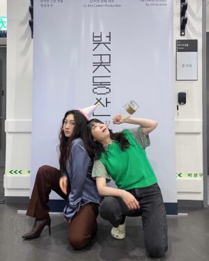 Choi Hee-seo Instagram - 벚꽃동산 3,4주차의 기록.

병훈: 완성시키려 애쓰지 않아도 돼. 무대 위에서 우리가 만난 시간들로 저절로 완성이 될거야. 하고 싶은 말이 참 많은데, 마지막엔 딱 한마디 남더라, 참 고맙소.
-
희서: 왜 해도 해도 떨리는거야, 원래 이런건가? 
상규: 저 위에 보석이 있다고 생각하니까. 무대 위에 있는게 보석이 아니라 조각케잌이라고 생각하면 떨리겠어? 보석을 찾고 싶으니까 떨리는 거지.