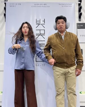 Choi Hee-seo Instagram - 벚꽃동산 3,4주차의 기록.

병훈: 완성시키려 애쓰지 않아도 돼. 무대 위에서 우리가 만난 시간들로 저절로 완성이 될거야. 하고 싶은 말이 참 많은데, 마지막엔 딱 한마디 남더라, 참 고맙소.
-
희서: 왜 해도 해도 떨리는거야, 원래 이런건가? 
상규: 저 위에 보석이 있다고 생각하니까. 무대 위에 있는게 보석이 아니라 조각케잌이라고 생각하면 떨리겠어? 보석을 찾고 싶으니까 떨리는 거지.