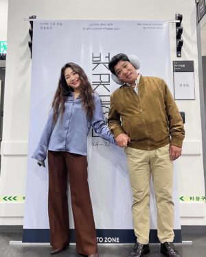 Choi Hee-seo Instagram - 벚꽃동산 3,4주차의 기록.

병훈: 완성시키려 애쓰지 않아도 돼. 무대 위에서 우리가 만난 시간들로 저절로 완성이 될거야. 하고 싶은 말이 참 많은데, 마지막엔 딱 한마디 남더라, 참 고맙소.
-
희서: 왜 해도 해도 떨리는거야, 원래 이런건가? 
상규: 저 위에 보석이 있다고 생각하니까. 무대 위에 있는게 보석이 아니라 조각케잌이라고 생각하면 떨리겠어? 보석을 찾고 싶으니까 떨리는 거지.