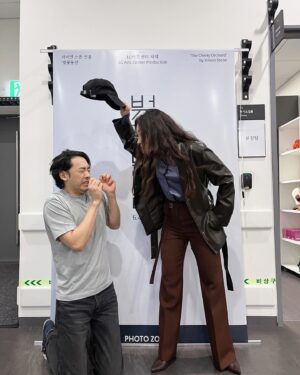Choi Hee-seo Instagram - 벚꽃동산 3,4주차의 기록.

병훈: 완성시키려 애쓰지 않아도 돼. 무대 위에서 우리가 만난 시간들로 저절로 완성이 될거야. 하고 싶은 말이 참 많은데, 마지막엔 딱 한마디 남더라, 참 고맙소.
-
희서: 왜 해도 해도 떨리는거야, 원래 이런건가? 
상규: 저 위에 보석이 있다고 생각하니까. 무대 위에 있는게 보석이 아니라 조각케잌이라고 생각하면 떨리겠어? 보석을 찾고 싶으니까 떨리는 거지.