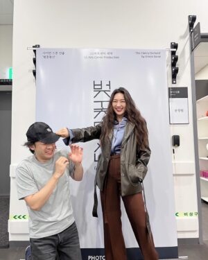 Choi Hee-seo Instagram - 벚꽃동산 3,4주차의 기록.

병훈: 완성시키려 애쓰지 않아도 돼. 무대 위에서 우리가 만난 시간들로 저절로 완성이 될거야. 하고 싶은 말이 참 많은데, 마지막엔 딱 한마디 남더라, 참 고맙소.
-
희서: 왜 해도 해도 떨리는거야, 원래 이런건가? 
상규: 저 위에 보석이 있다고 생각하니까. 무대 위에 있는게 보석이 아니라 조각케잌이라고 생각하면 떨리겠어? 보석을 찾고 싶으니까 떨리는 거지.