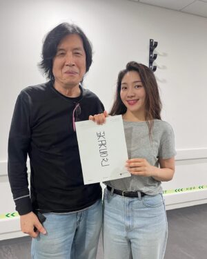 Choi Hee-seo Instagram - 벚꽃동산 3,4주차의 기록.

병훈: 완성시키려 애쓰지 않아도 돼. 무대 위에서 우리가 만난 시간들로 저절로 완성이 될거야. 하고 싶은 말이 참 많은데, 마지막엔 딱 한마디 남더라, 참 고맙소.
-
희서: 왜 해도 해도 떨리는거야, 원래 이런건가? 
상규: 저 위에 보석이 있다고 생각하니까. 무대 위에 있는게 보석이 아니라 조각케잌이라고 생각하면 떨리겠어? 보석을 찾고 싶으니까 떨리는 거지.