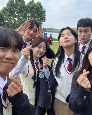 Choi Ji-hye Instagram - 조폭고 3학년 2반 안녕 ! 💗🐥💗
#조폭인내가고등학생이되었습니다 #highschoolreturnofagangster