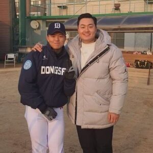 Choi Ji-man Instagram - I donated 20K worth of baseball gear to a high school baseball team in my country, Korea. Of course, it's nothing compared to the love I received from baseball fans, but I hope it may help them play ball better. I always believe that baseball is nothing without fans. We have less than 60 days to see you all in Spring training camp. Happy New Year, and See you soon!

한국에 있는 자랑스러운 모교 동산고등학교 야구부에게
2만 달러 상당의 야구용품을 기부했습니다.
용품들이 모교 후배들에게 야구를 잘하는데 도움이 되었으면 합니다. 저는 항상 팬들이 없는 야구는 아무 것도 아니라고 생각합니다. 팬 여러분들과 스프링캠프에서 만날 날이 이제 60일도 남지 않았습니다.
새해 복 많이 받으시고, 조만간 뵙도록 하겠습니다.

민구야 화이팅하자!!
