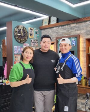 Choi Ji-man Instagram - 올해도 어김없이 시작과 끝은 여기!!
“남자만들기” 💈💈💈💇🏻‍♂️💇🏻‍♂️
매년 이쁜머리 해주셔서 감사합니다.🙇🏻‍♂️꾸벅 !!
#머리잘하는곳. 17년째단골