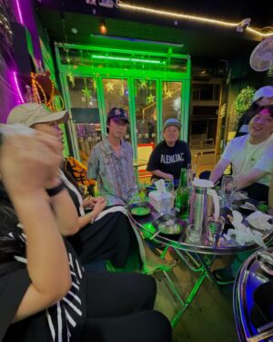 Choi Jin-hyuk Instagram - 낮밤녀를 떠나보내며..
못오신 스텝 배우분들도 있지만 .
그동안 너무 고생많으셨고 감사했습니다 평생 못잊을거같아요
꼭 어디선가 다시 만나서 일할수 일었으면 좋겠습니다 사랑합니다❤️