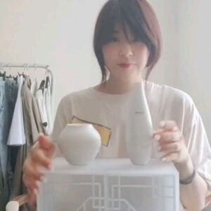 Choi Kang-hee Instagram - 최근 받은 선물들 인증  이렇게 빚갚은기분~~~ 아 시원해
고마워요♡♡♡
작년에도 제작년꺼도 얼른 올려야지..고마운분들 많은데
여튼!
지샌달 너무 이뻐서 써보고싶었고 웬만하면 그냥 그럴텐데 너무 좋아요 하얀 용기가 너무 이뻐요 감사해요
HERMA가방 핸드백 없었는데 주셔서 너무 감사하고 오늘도 들고나왔습니다. 이제 보부상 안녕! 삶도 씸플해질꺼예요 ㅎ
 waybackhome원영아 가방 편하다! 항상 응원해줬던거 기억해.나도 널 응원해. 이쁘고 좋은거 많이 만들어! 화이팅!

#지샌달#HERMA#웨이백홈#AOG