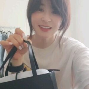 Choi Kang-hee Instagram - 최근 받은 선물들 인증  이렇게 빚갚은기분~~~ 아 시원해
고마워요♡♡♡
작년에도 제작년꺼도 얼른 올려야지..고마운분들 많은데
여튼!
지샌달 너무 이뻐서 써보고싶었고 웬만하면 그냥 그럴텐데 너무 좋아요 하얀 용기가 너무 이뻐요 감사해요
HERMA가방 핸드백 없었는데 주셔서 너무 감사하고 오늘도 들고나왔습니다. 이제 보부상 안녕! 삶도 씸플해질꺼예요 ㅎ
 waybackhome원영아 가방 편하다! 항상 응원해줬던거 기억해.나도 널 응원해. 이쁘고 좋은거 많이 만들어! 화이팅!

#지샌달#HERMA#웨이백홈#AOG