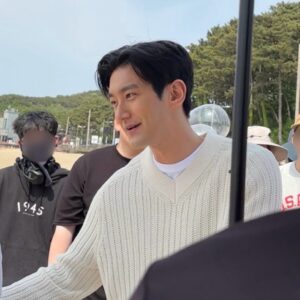 Choi Si-won Instagram - 덥다.