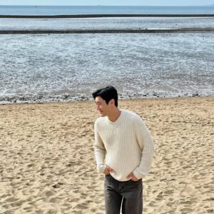 Choi Si-won Instagram - 덥다.