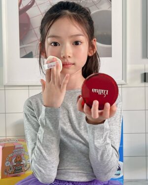 Choi So-yul Instagram - #협찬 @lullua_official
필수템들만 모여있는 룰루아 ❤️
룰루아 톤업 선스크린으로 화사하게 톤업효과 톡톡히 보고 !
룰루아 글로우 문라이트 에센스 쿠션으로 광채나는 피부 표현 가능하다요 !
룰루아 플럼핑 글로우 립세럼은 펄 함유로 반짝이는 글로시 립 연출이 가능해욤! 소율이는 바르더니 맵다고 😆

엄마랑 아이가 함께쓸수있어 사이좋게 사용하려구요😆✨

#룰루아 #Lullua #화장품 #쿠션팩트 #립글로즈 #립세럼 #에센스쿠션 #쿠션팩트추천 #화장품 #쿠션팩트 #립글로즈 #립세럼