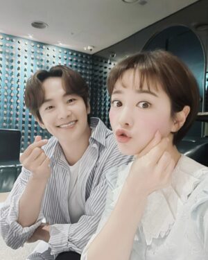 Choi Woong Instagram - .
🎬 #감동주의보 는 최고의 #선물 이었습니다 💖 #홍수아 같이 작품해서 #행복했습니다 인형같았던 마지막 무대인사 예뻤어요🥰생일축하드려요 😇

#김우석감독 #홍수아 #최웅
마지막 #무대인사 대작들 사이에서도 사소하지만 작은 행복들이 있었고 착하고 좋은 사람들과 함께한 작품 이었습니다 소중하고 감사했습니다💖 #철기 안녕 #보영 씨 안녕