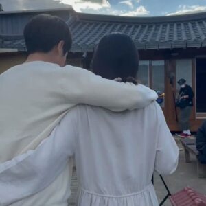 Choi Woong Instagram - .
보영이랑 #할로윈데이
즐거운 촬영장에서 노는법🤣 비글비글 💫
#감동의나날 #김우석감독 #홍수아 #최웅 💕
