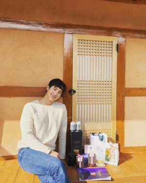 Choi Woong Instagram - .
네에버팬카페 사랑합니당😍
손수 먼길까지 와주시고 정성스러운 선물들 항상 감사합니다💕
촬영마무리 잘할게요 감사합니당 😆
🎬 #감동의나날 #김우석감독 #홍수아 #최웅